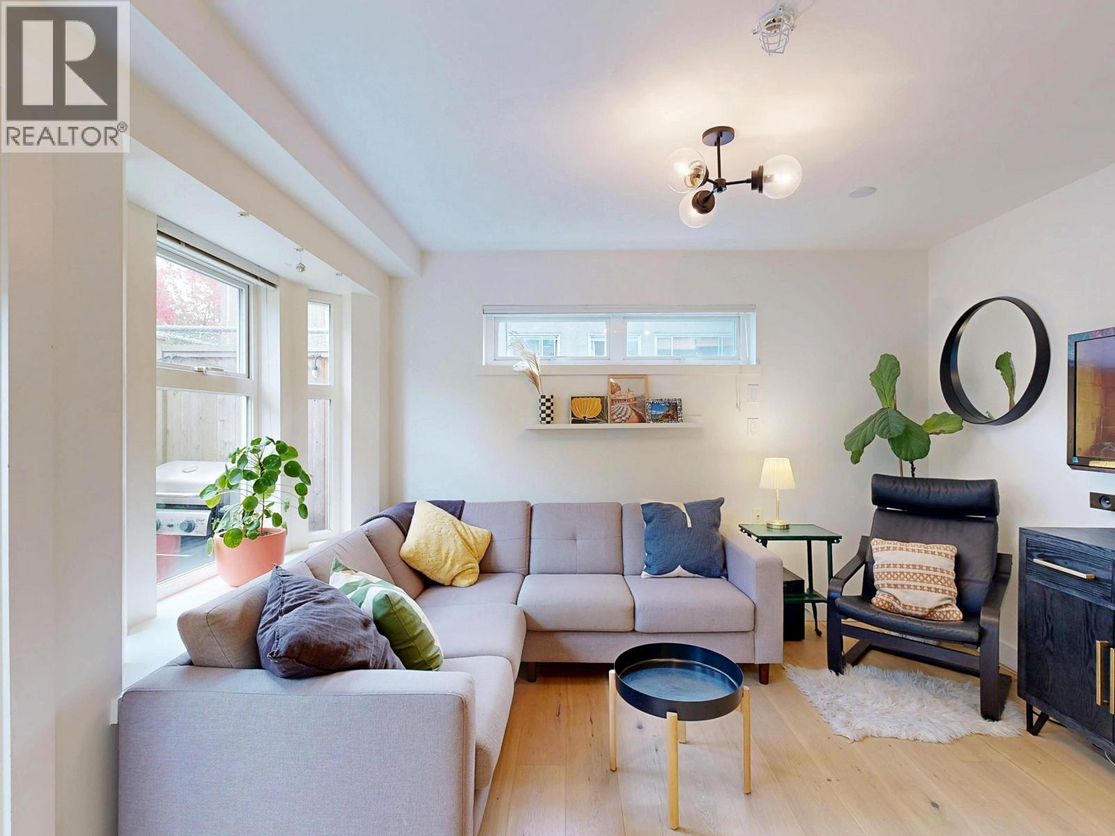101 1672 E Pender Street, Vancouver, BC - Indoor Photo Showing Living Room