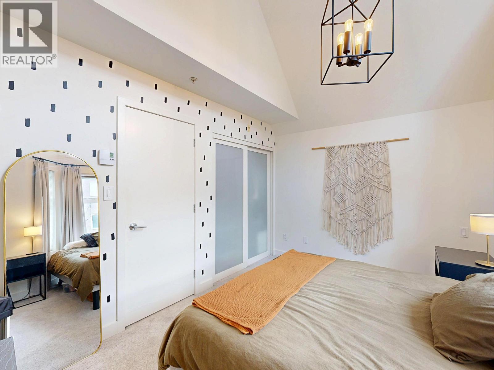 101 1672 E Pender Street, Vancouver, BC - Indoor Photo Showing Bedroom