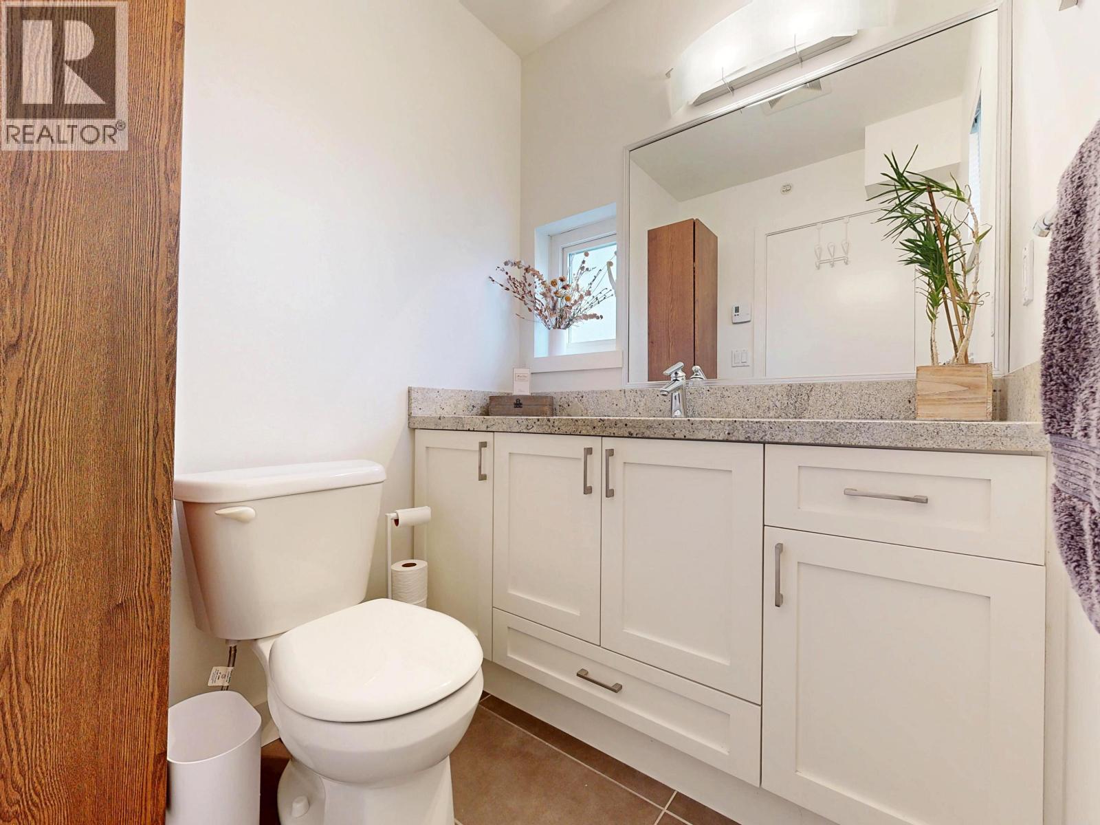 101 1672 E Pender Street, Vancouver, BC - Indoor Photo Showing Bathroom