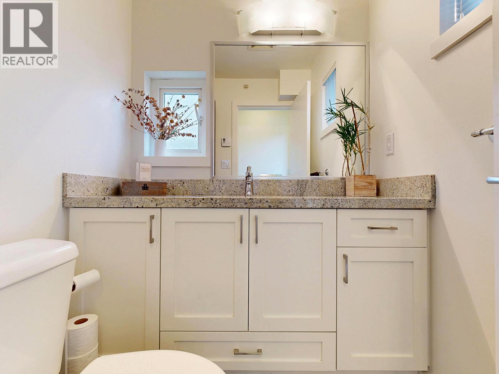 101 1672 E Pender Street, Vancouver, BC - Indoor Photo Showing Bathroom