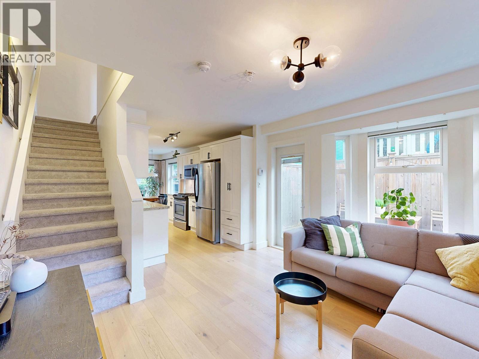101 1672 E Pender Street, Vancouver, BC - Indoor Photo Showing Living Room