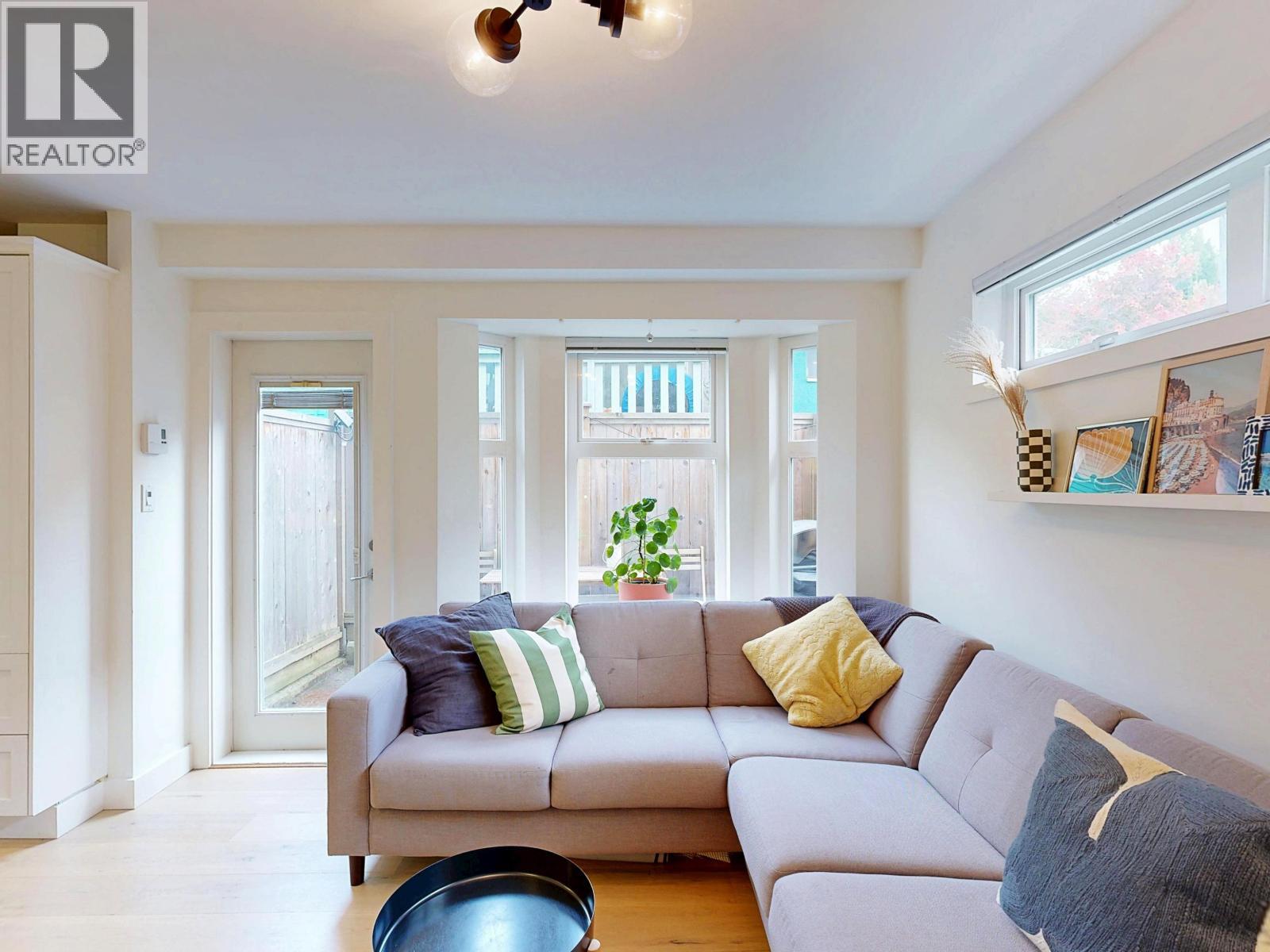 101 1672 E Pender Street, Vancouver, BC - Indoor Photo Showing Living Room
