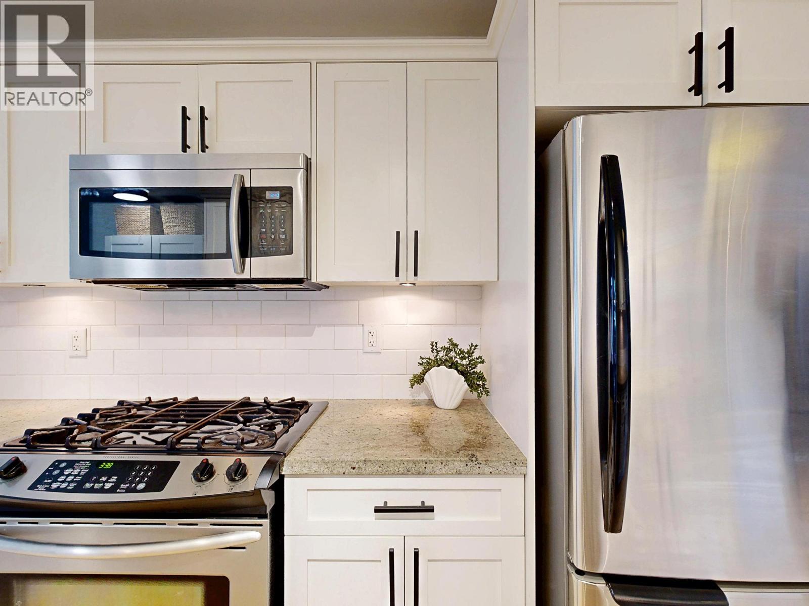 101 1672 E Pender Street, Vancouver, BC - Indoor Photo Showing Kitchen With Upgraded Kitchen