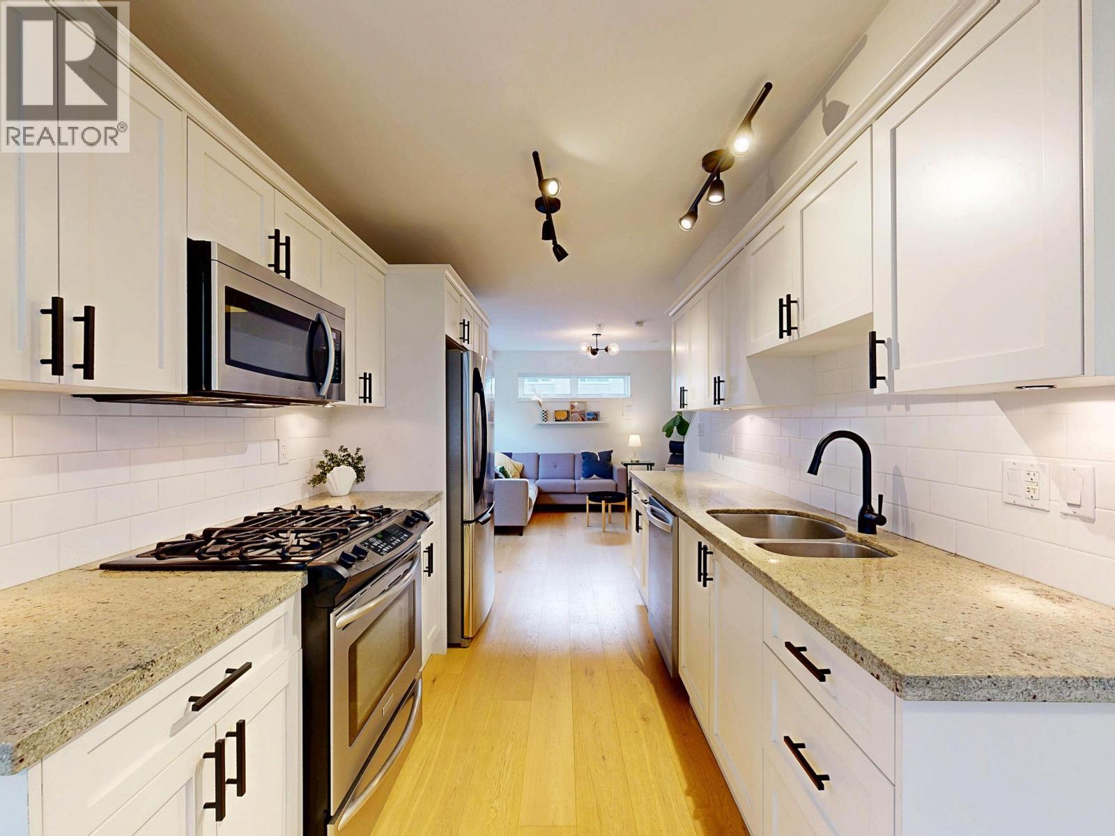 101 1672 E Pender Street, Vancouver, BC - Indoor Photo Showing Kitchen With Double Sink With Upgraded Kitchen