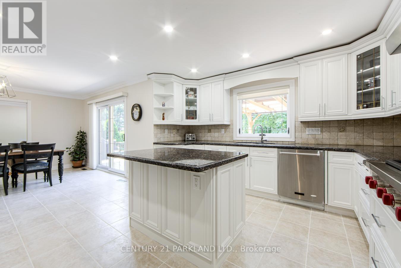 112 Strathearn Avenue, Richmond Hill, ON - Indoor Photo Showing Kitchen With Upgraded Kitchen