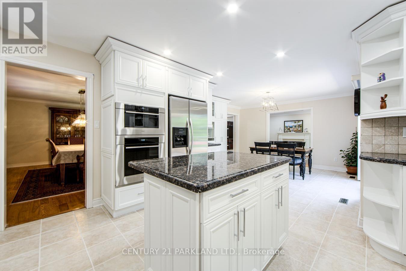112 Strathearn Avenue, Richmond Hill, ON - Indoor Photo Showing Kitchen With Upgraded Kitchen
