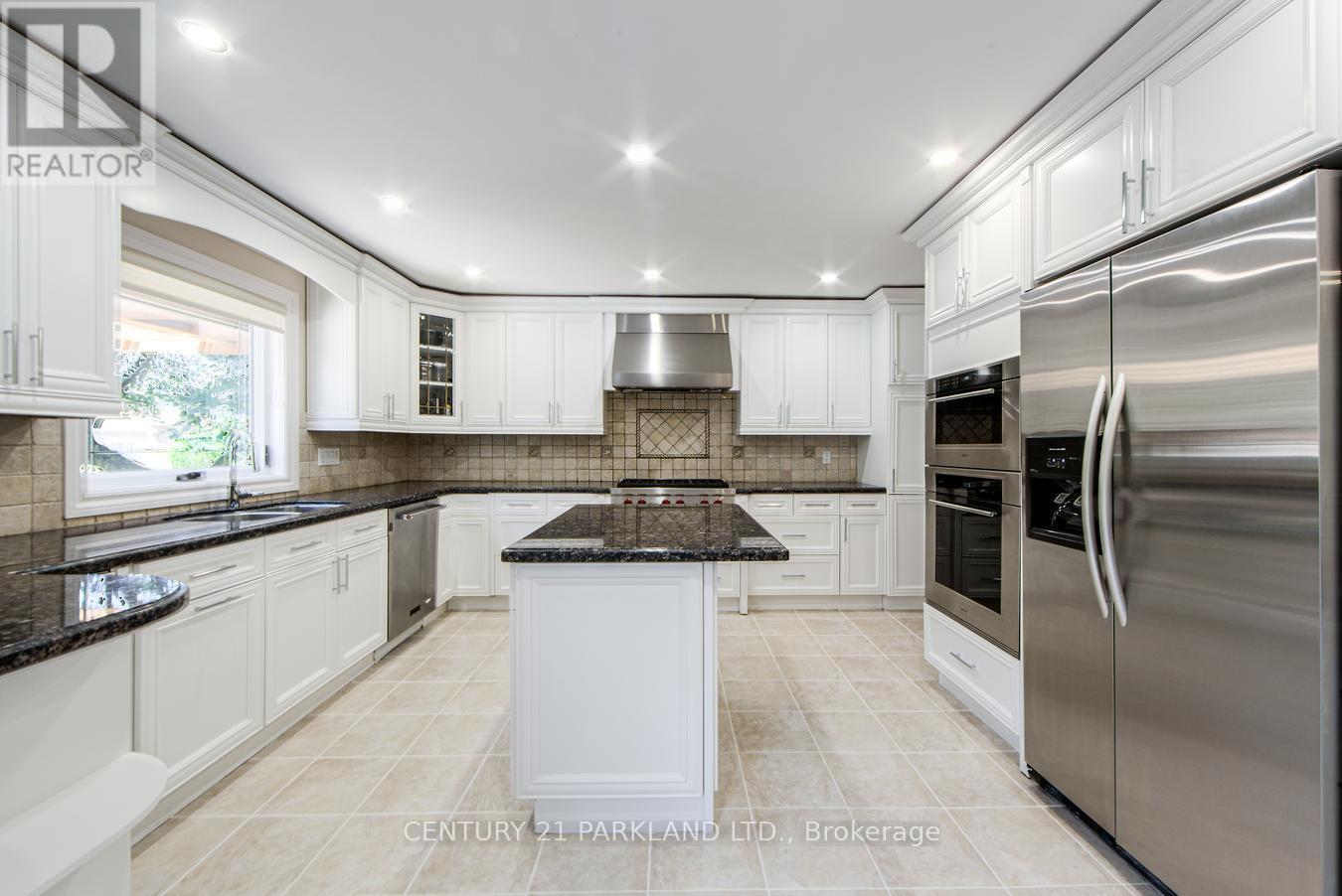 112 Strathearn Avenue, Richmond Hill, ON - Indoor Photo Showing Kitchen With Double Sink With Upgraded Kitchen