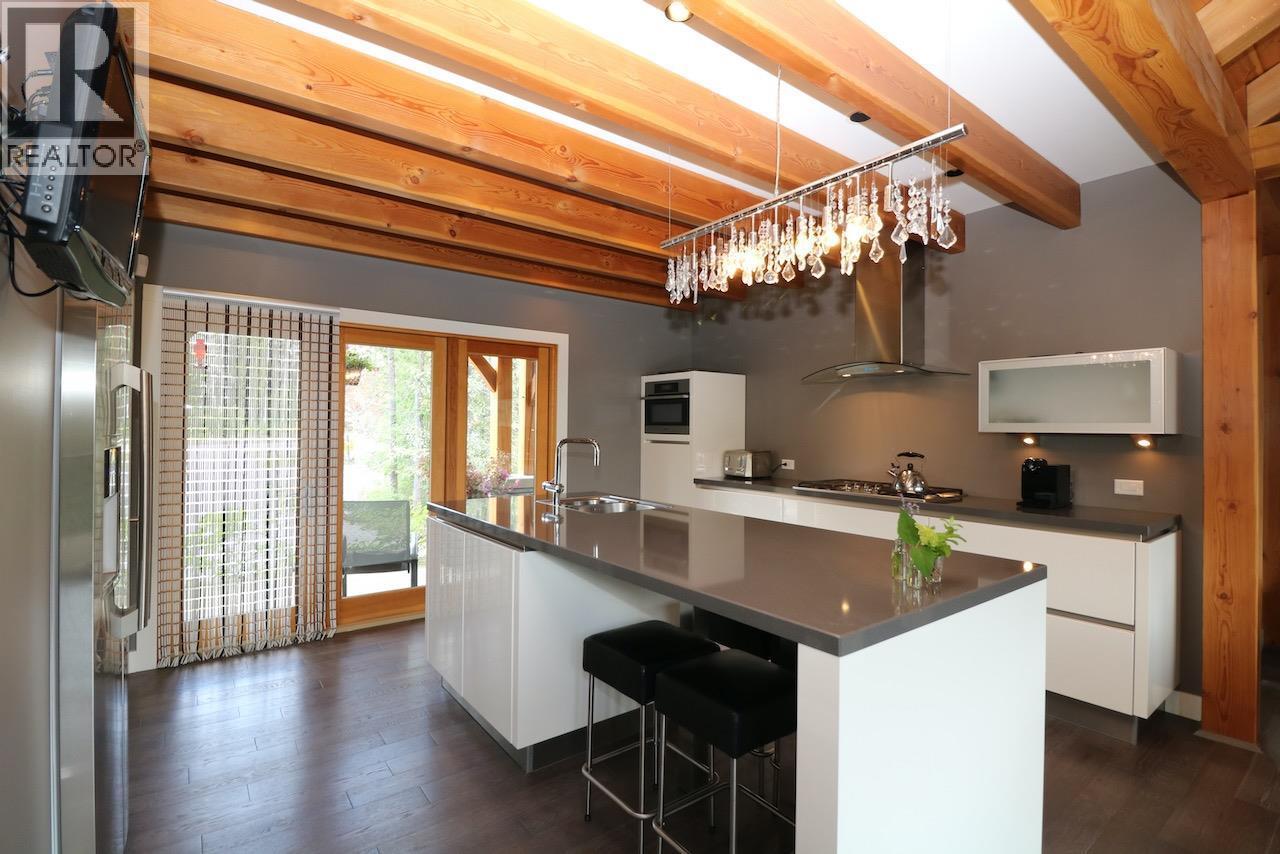1529 Quartz Crescent, Golden, BC - Indoor Photo Showing Kitchen