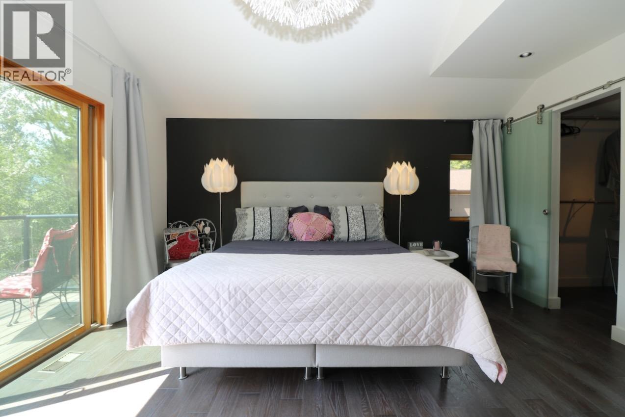 1529 Quartz Crescent, Golden, BC - Indoor Photo Showing Bedroom