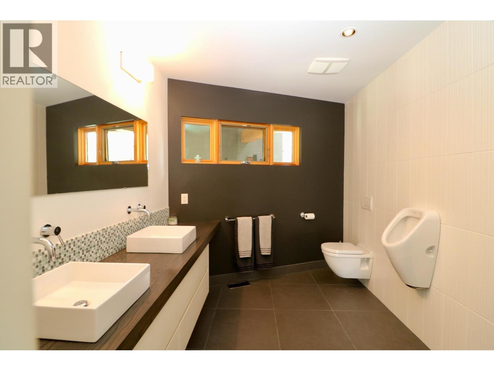 1529 Quartz Crescent, Golden, BC - Indoor Photo Showing Bathroom