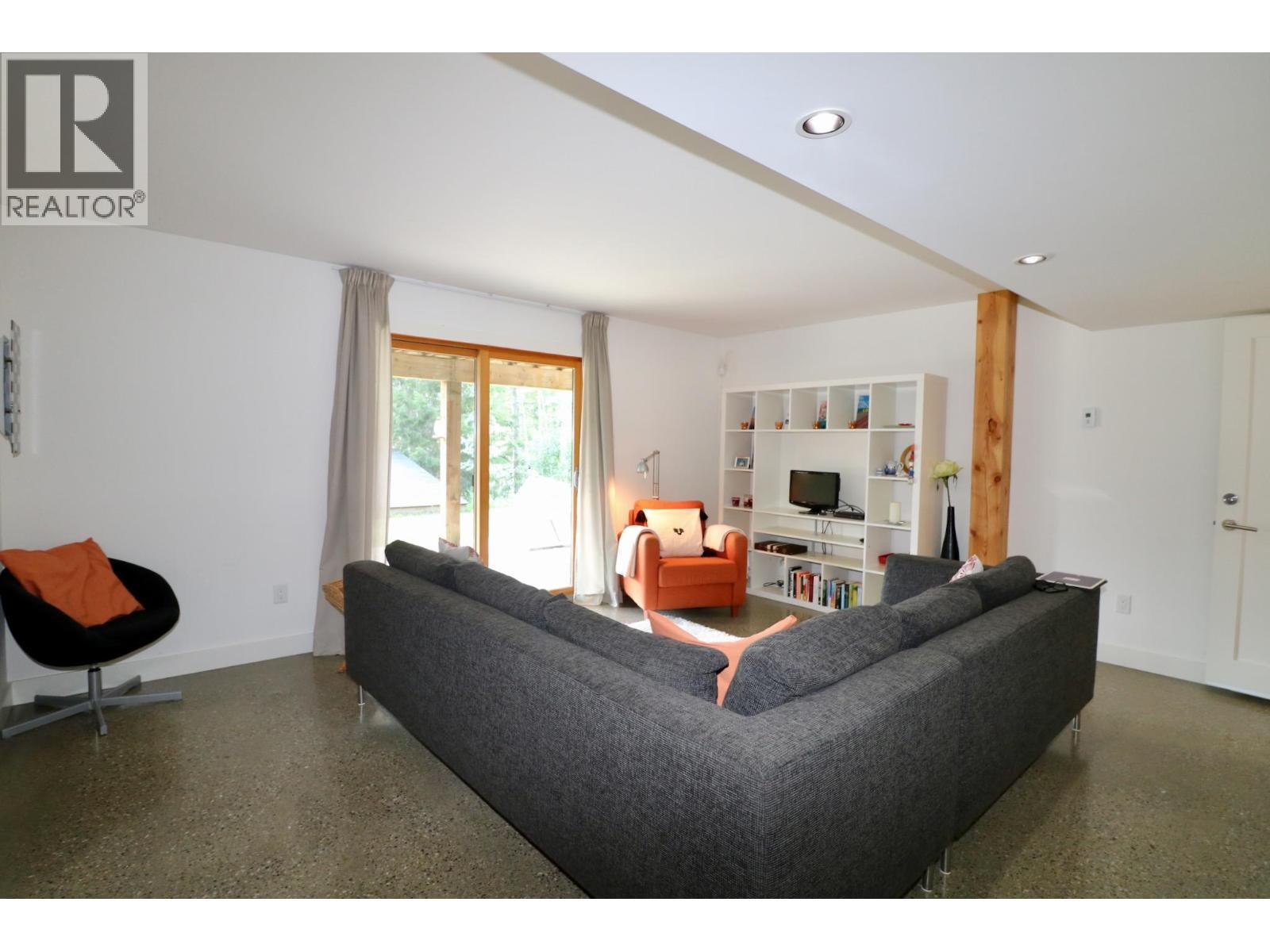 1529 Quartz Crescent, Golden, BC - Indoor Photo Showing Living Room