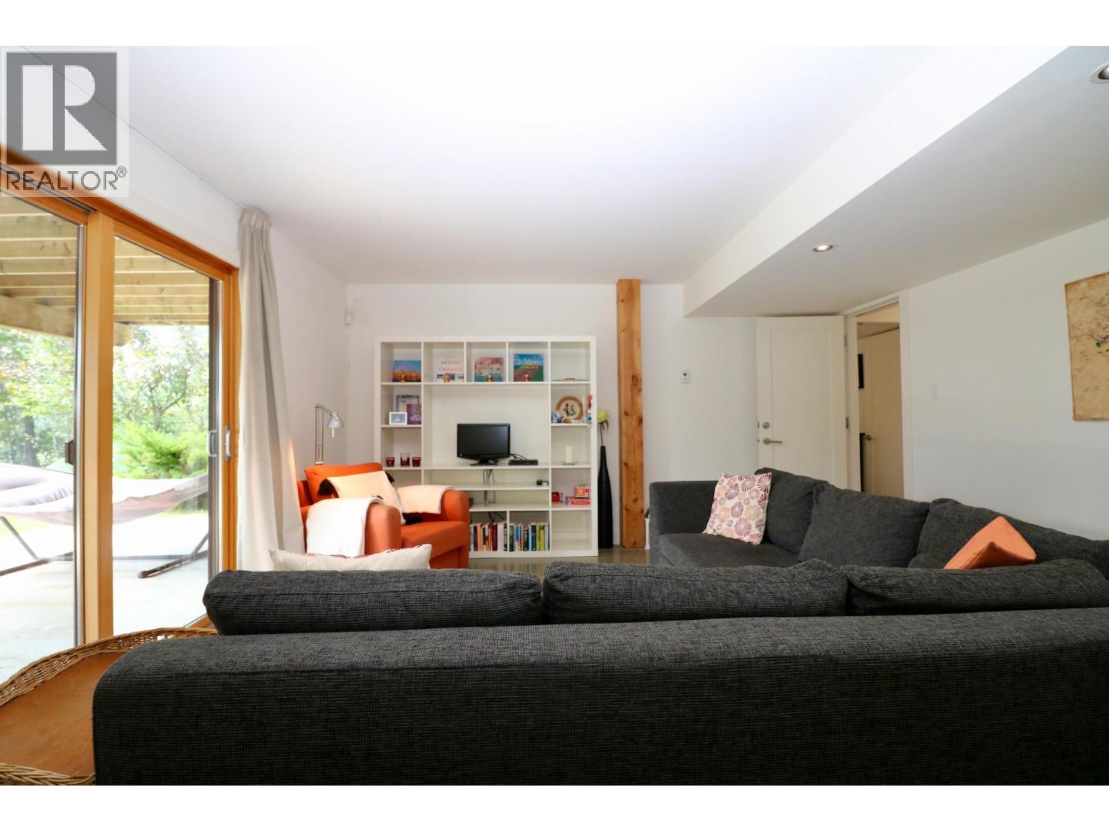 1529 Quartz Crescent, Golden, BC - Indoor Photo Showing Living Room
