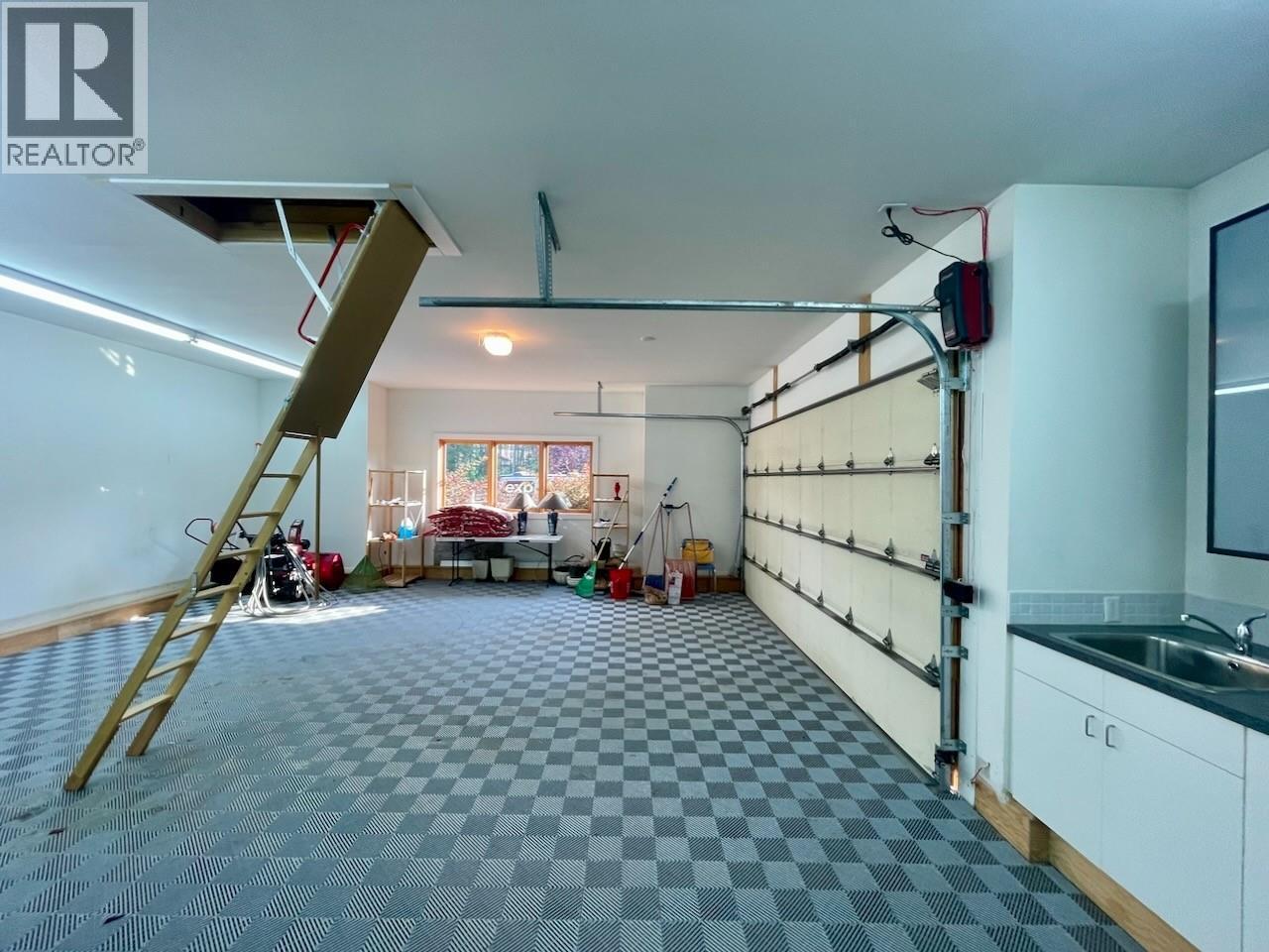 1529 Quartz Crescent, Golden, BC - Indoor Photo Showing Other Room