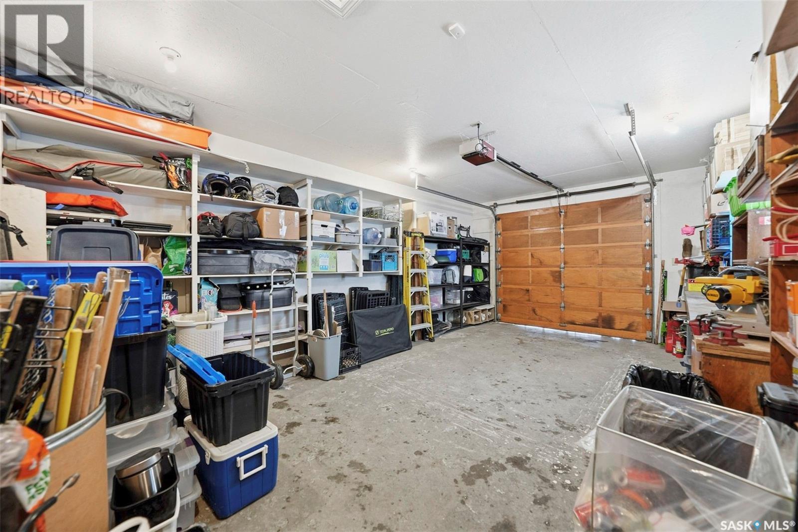 14 Yale Crescent, Saskatoon, SK - Indoor Photo Showing Garage