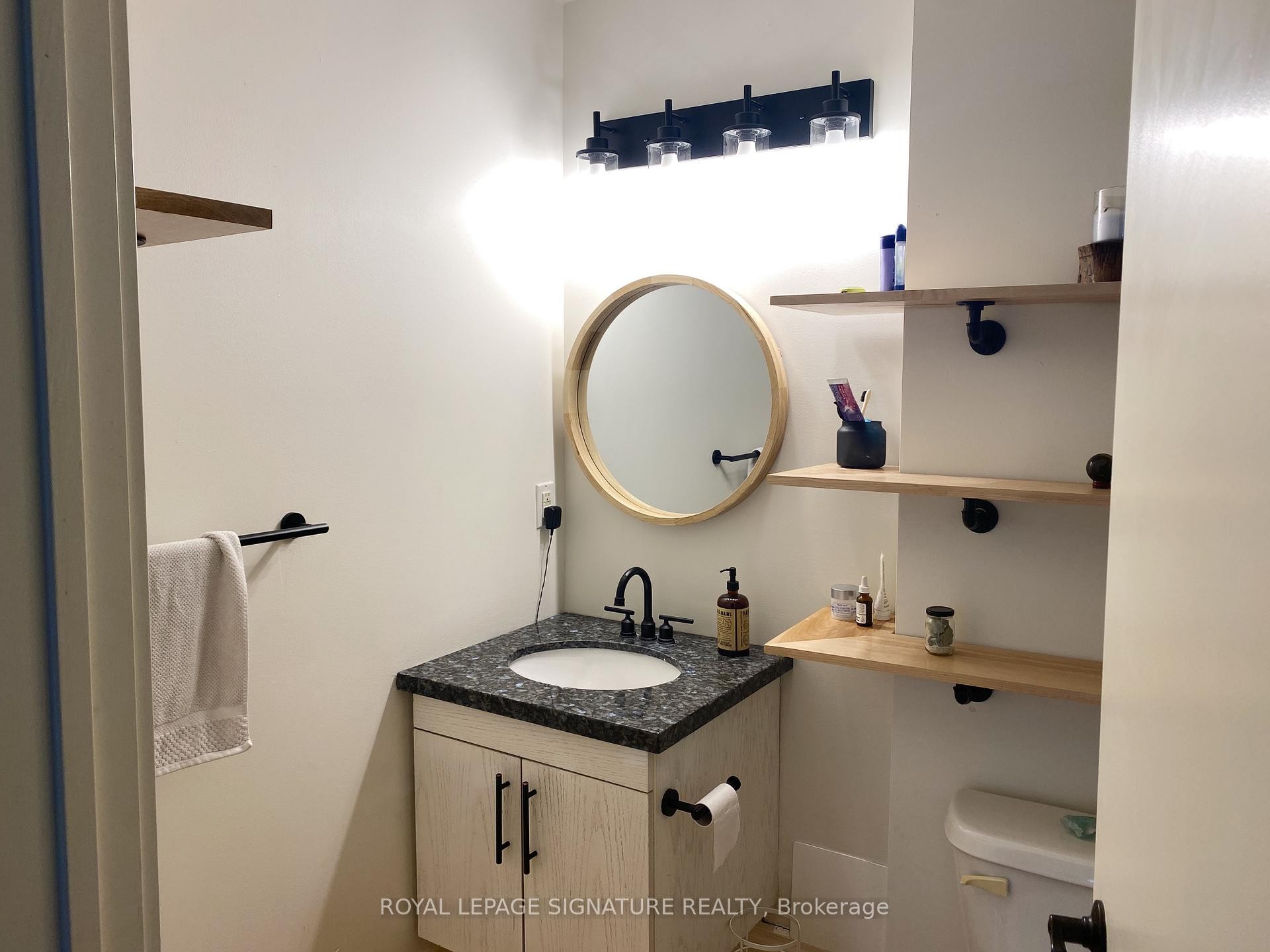202-200 Stinson Street, Hamilton, ON - Indoor Photo Showing Bathroom
