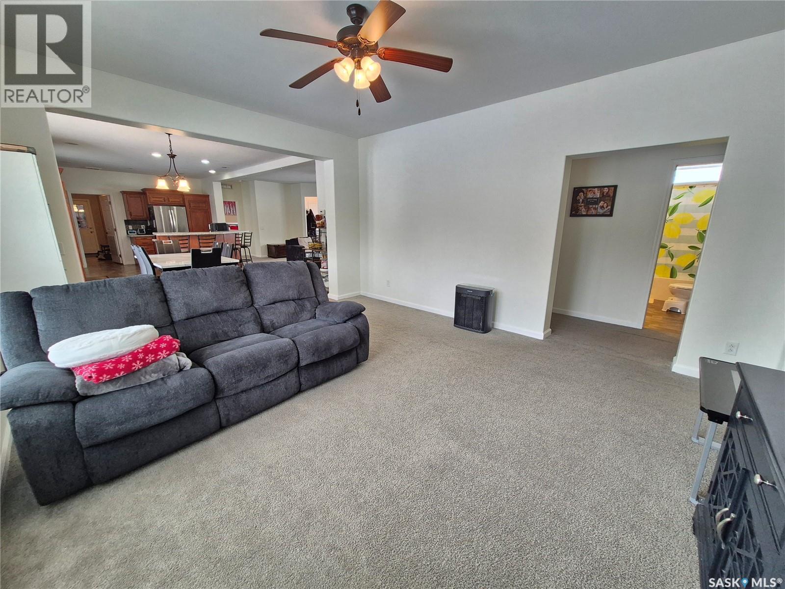202 Saskatchewan Avenue, Pangman, SK - Indoor Photo Showing Living Room