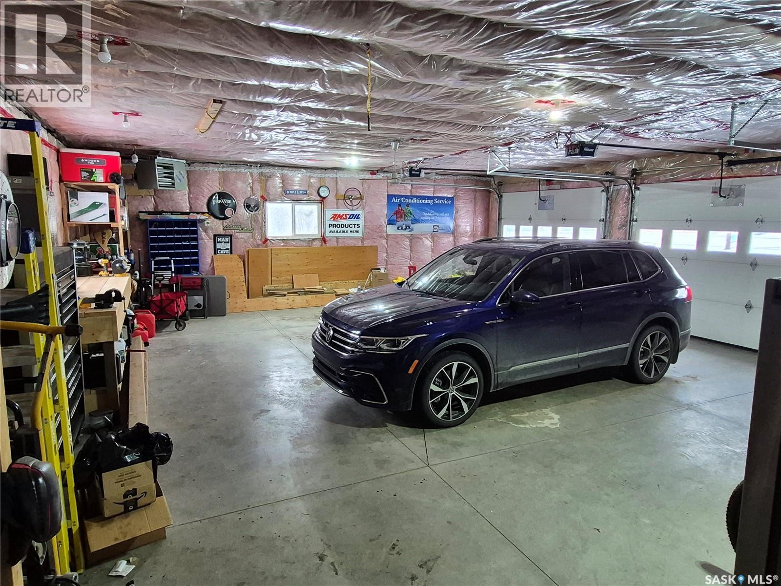 202 Saskatchewan Avenue, Pangman, SK - Indoor Photo Showing Garage