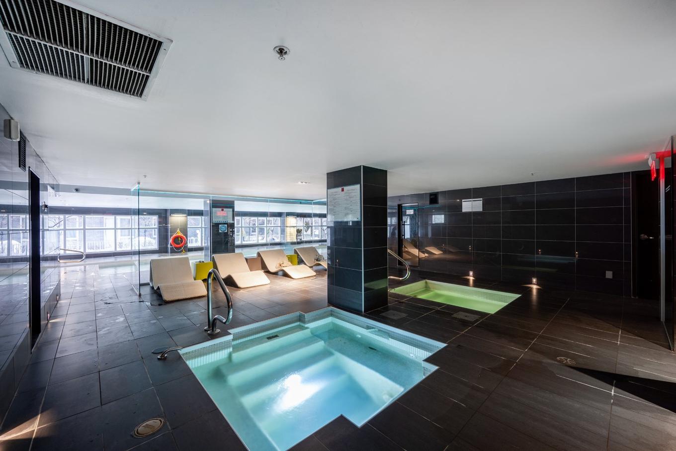 Hot tub - 510-300 Rue Ann, Montréal (Le Sud-Ouest), QC - Indoor Photo Showing Other Room