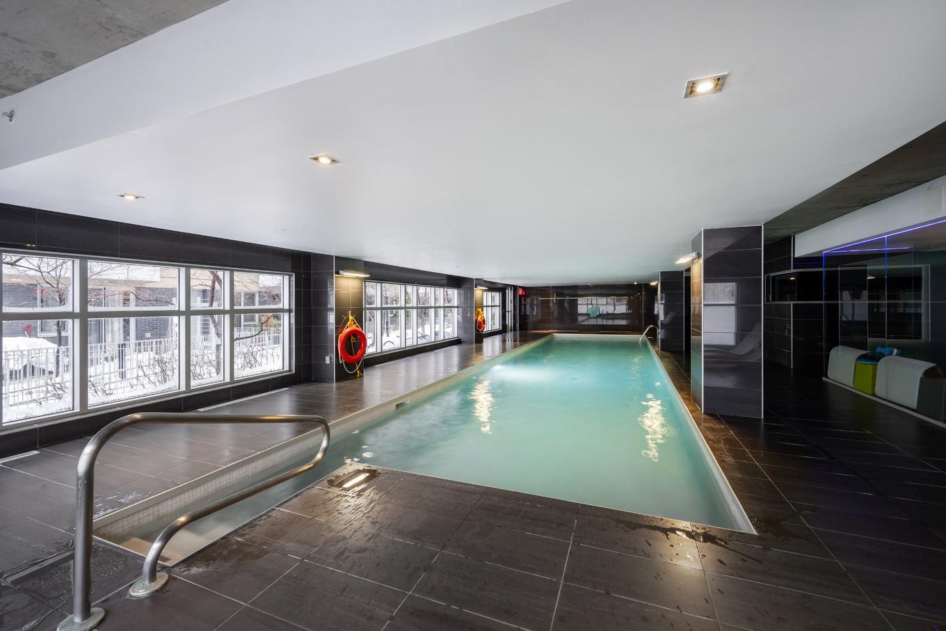Pool - 510-300 Rue Ann, Montréal (Le Sud-Ouest), QC - Indoor Photo Showing Other Room With In Ground Pool