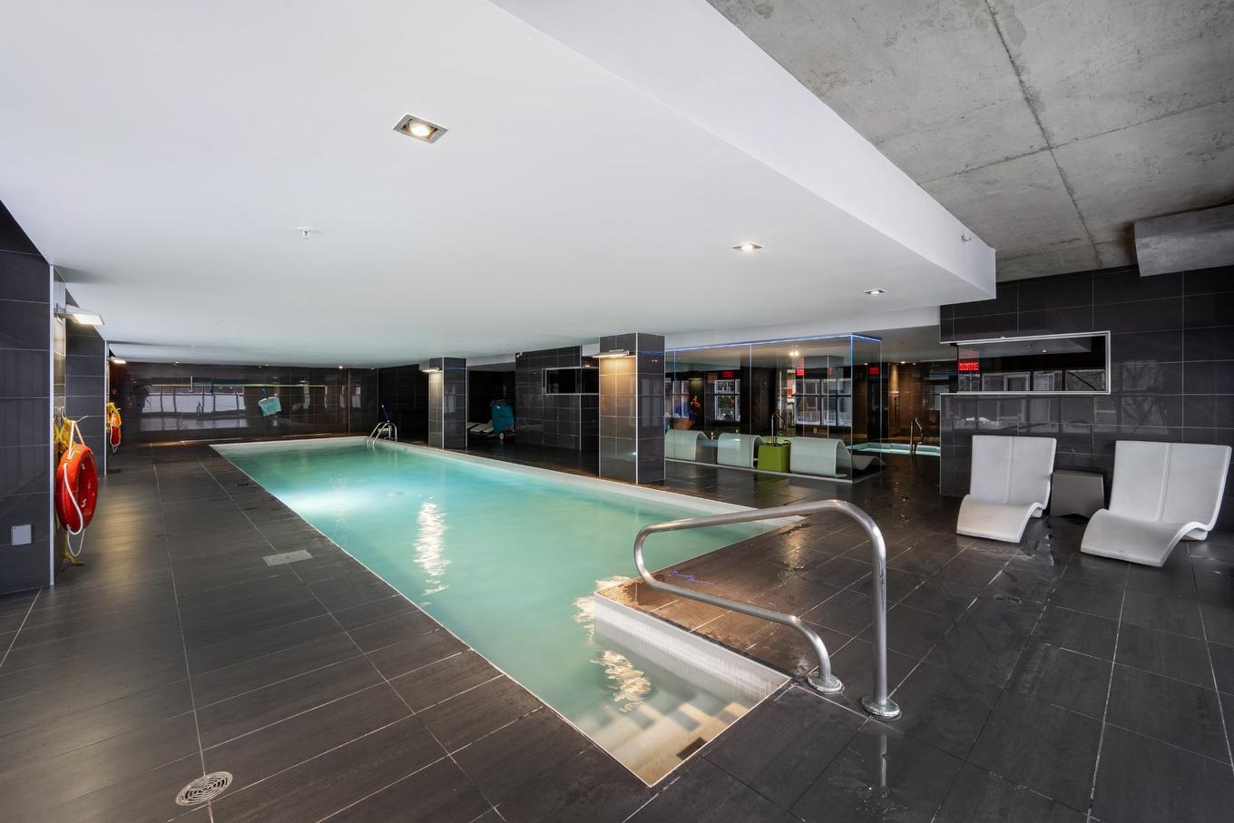 Pool - 510-300 Rue Ann, Montréal (Le Sud-Ouest), QC - Indoor Photo Showing Other Room With In Ground Pool