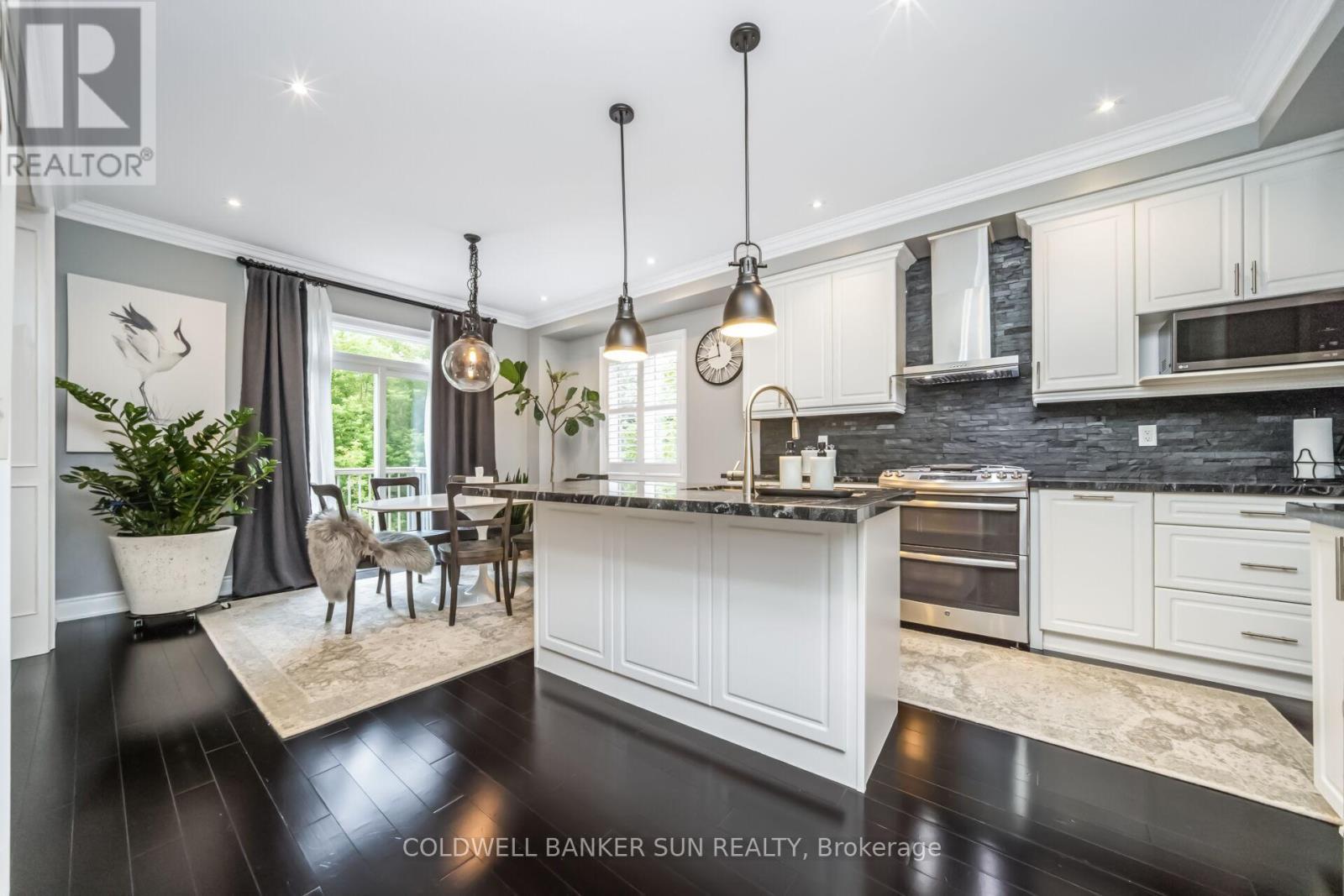 58 Copeland Crescent, Innisfil, ON - Indoor Photo Showing Kitchen With Upgraded Kitchen