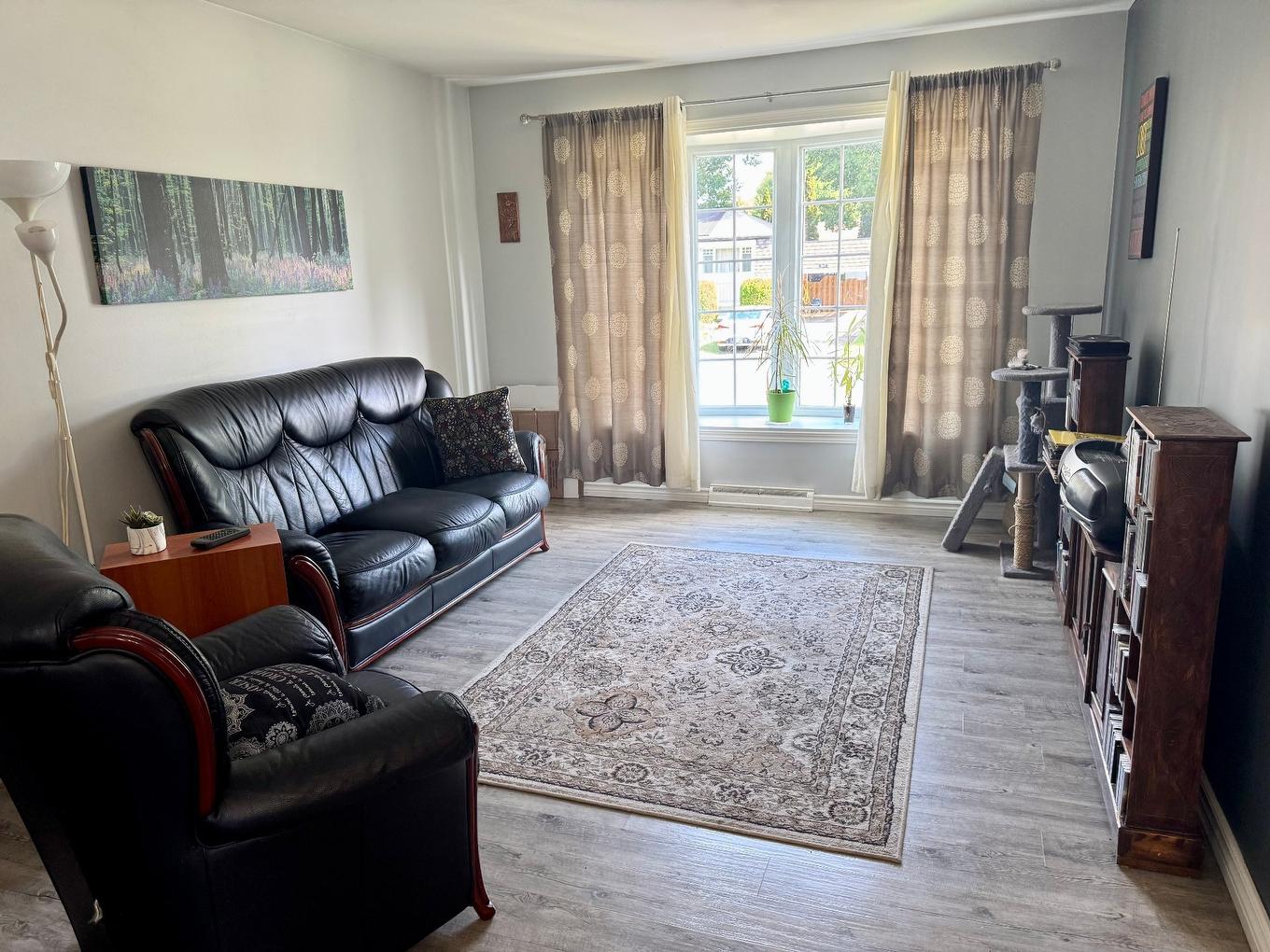 Living room - 370 Rue Dalcourt, Pincourt, QC - Indoor Photo Showing Living Room
