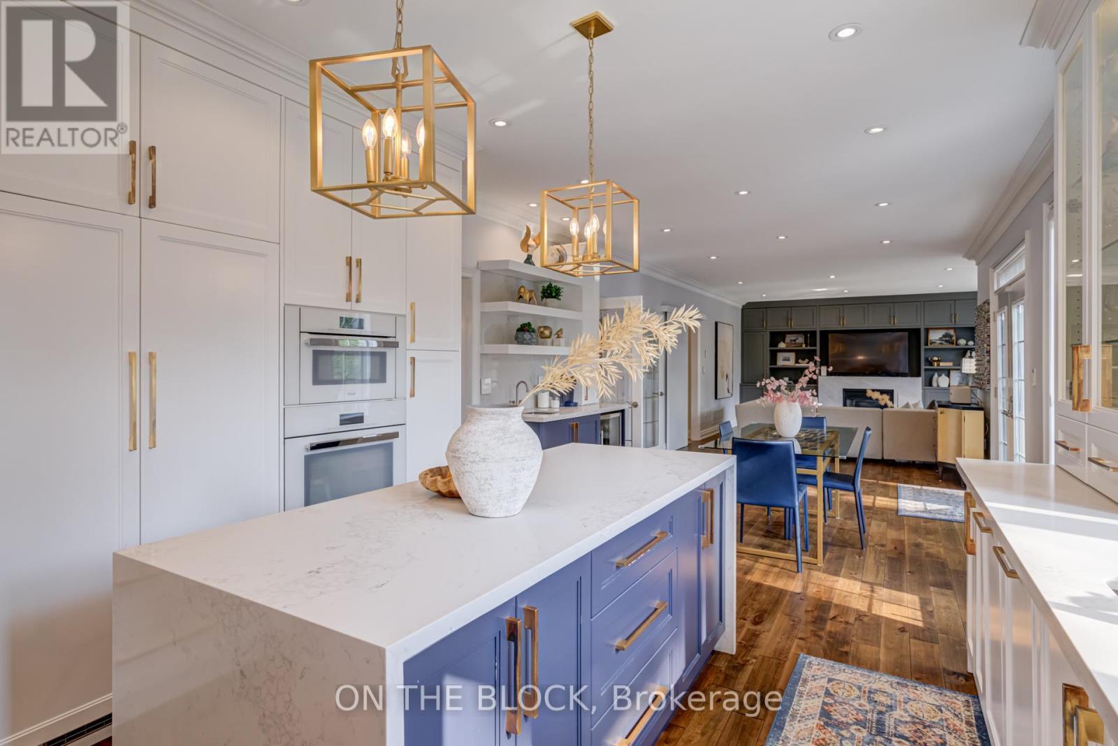 2212 Oneida Court, Mississauga, ON - Indoor Photo Showing Kitchen With Upgraded Kitchen