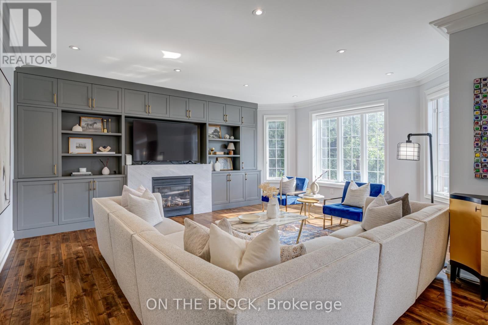 2212 Oneida Court, Mississauga, ON - Indoor Photo Showing Living Room With Fireplace
