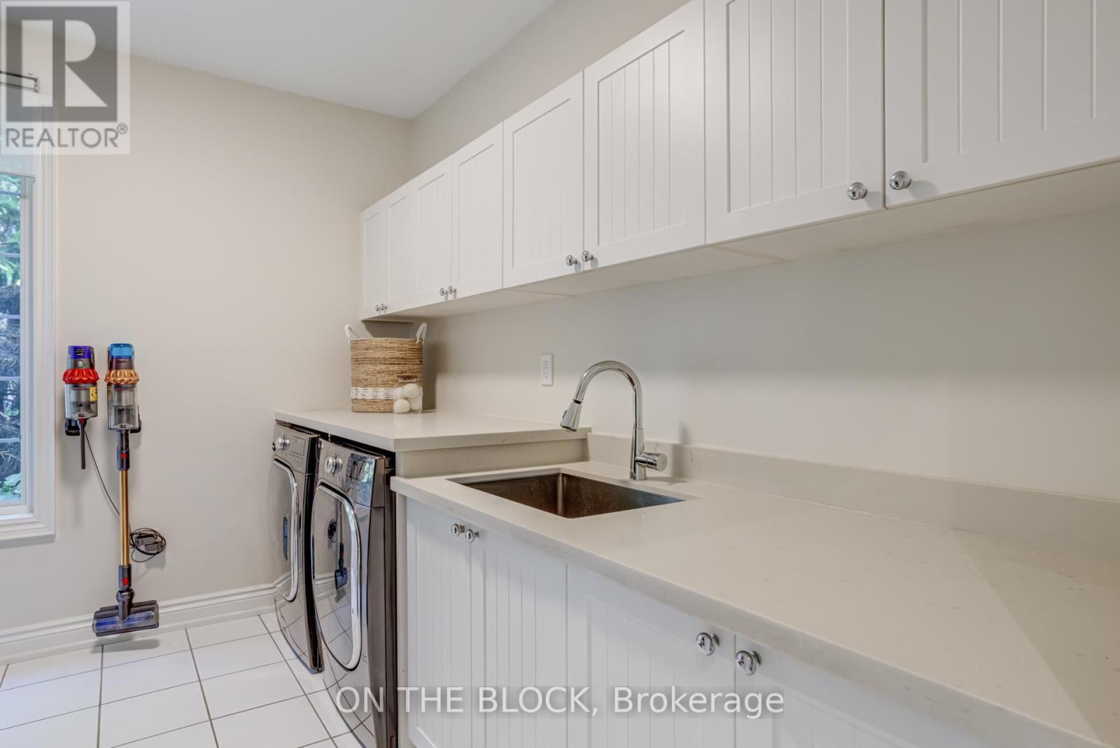 2212 Oneida Court, Mississauga, ON - Indoor Photo Showing Laundry Room