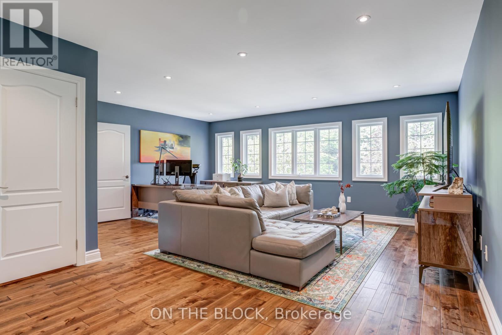 2212 Oneida Court, Mississauga, ON - Indoor Photo Showing Living Room