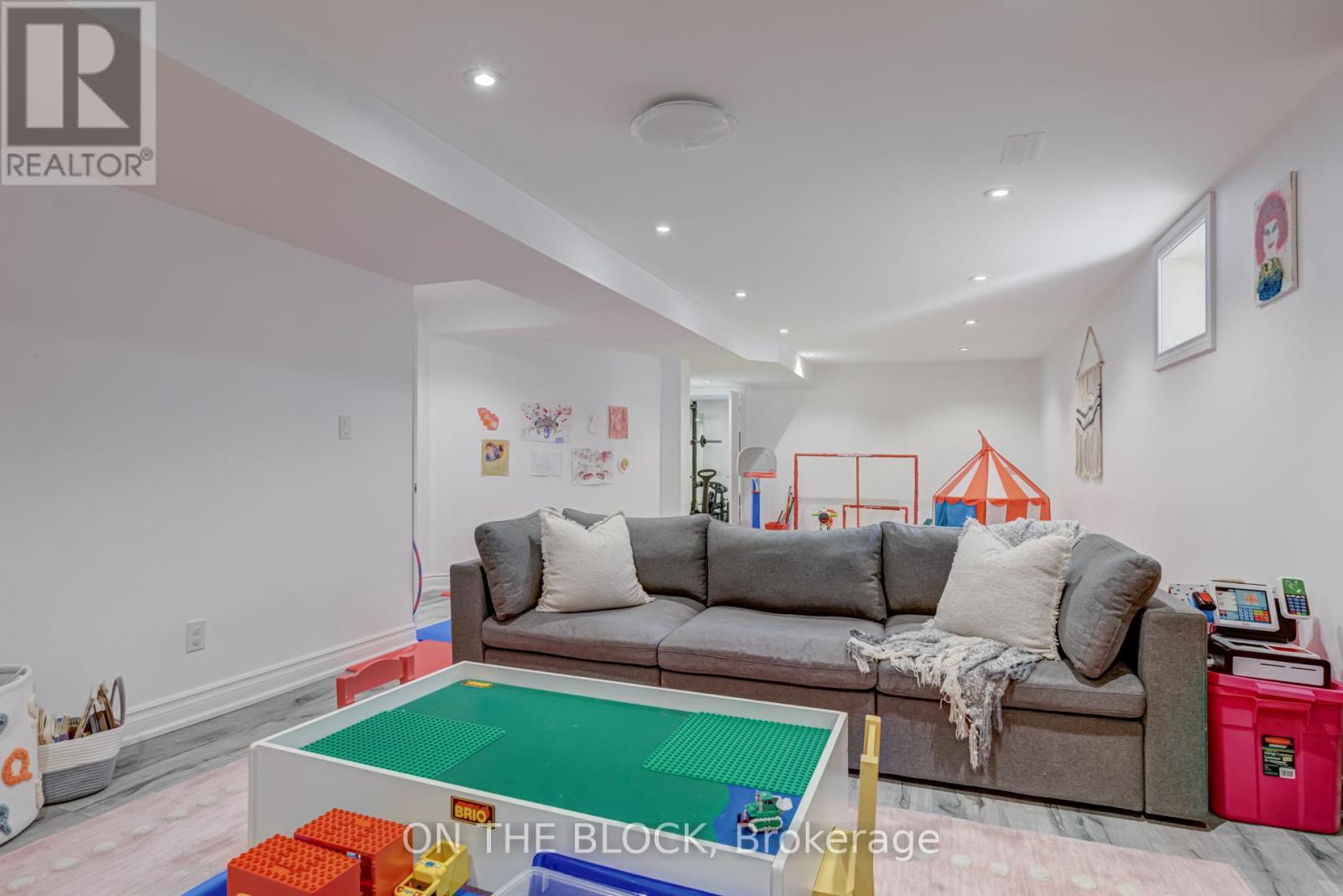2212 Oneida Court, Mississauga, ON - Indoor Photo Showing Living Room