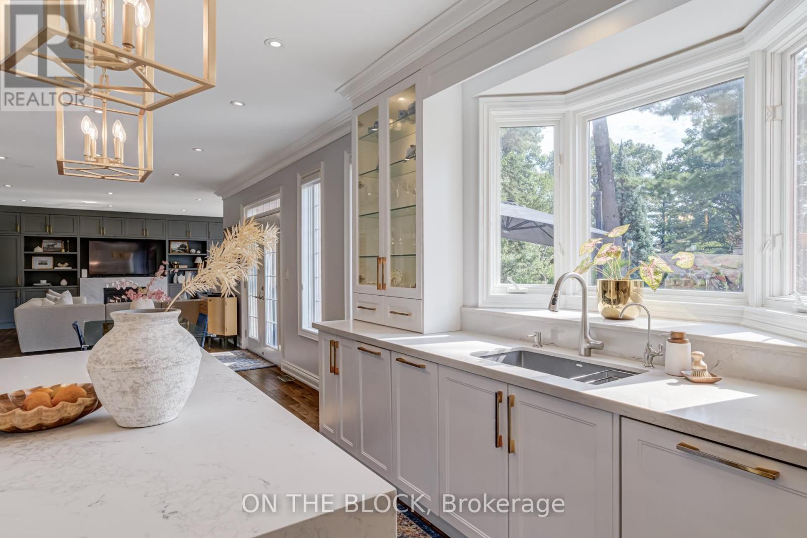 2212 Oneida Court, Mississauga, ON - Indoor Photo Showing Kitchen With Double Sink