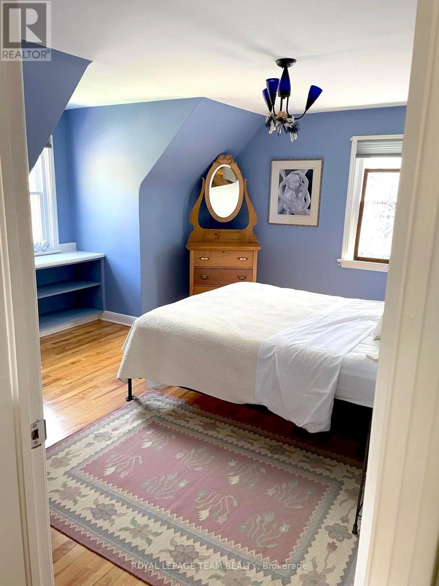 1052 Fisher Avenue, Ottawa, ON - Indoor Photo Showing Bedroom
