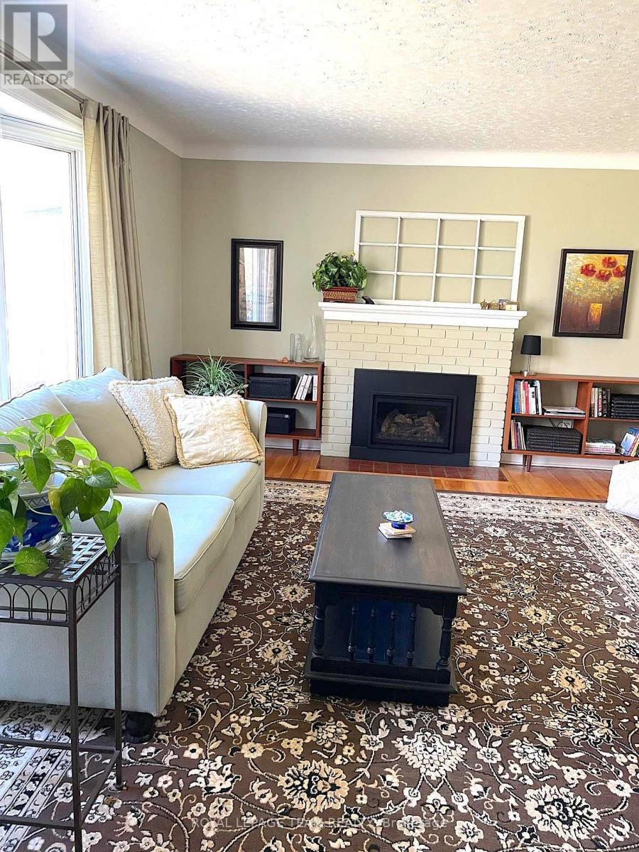 1052 Fisher Avenue, Ottawa, ON - Indoor Photo Showing Living Room With Fireplace