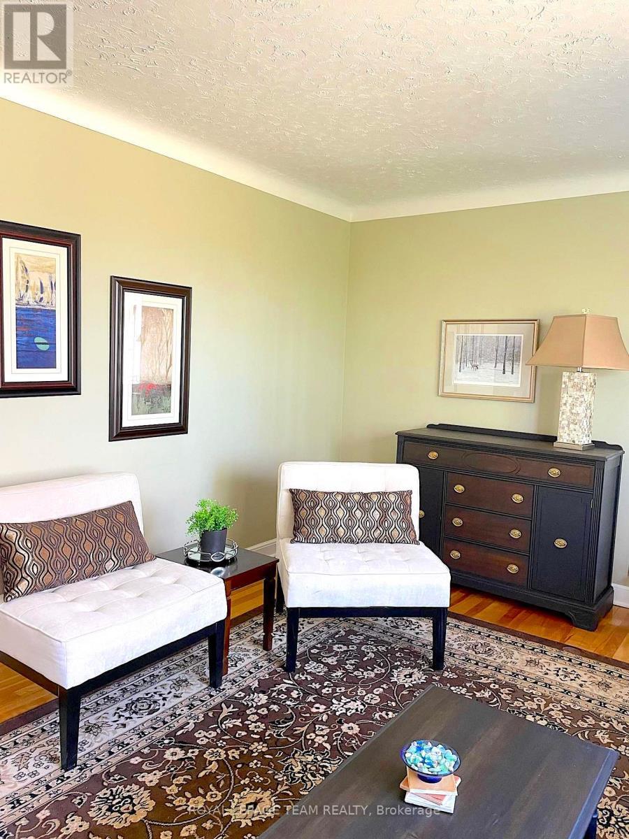 1052 Fisher Avenue, Ottawa, ON - Indoor