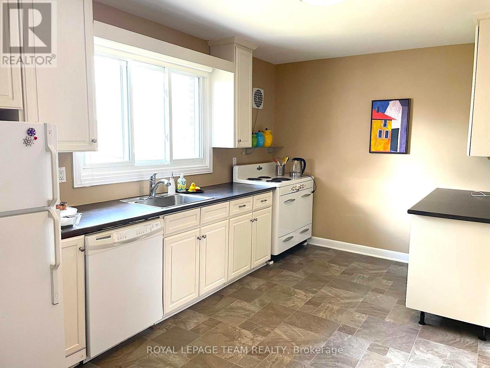 1052 Fisher Avenue, Ottawa, ON - Indoor Photo Showing Kitchen