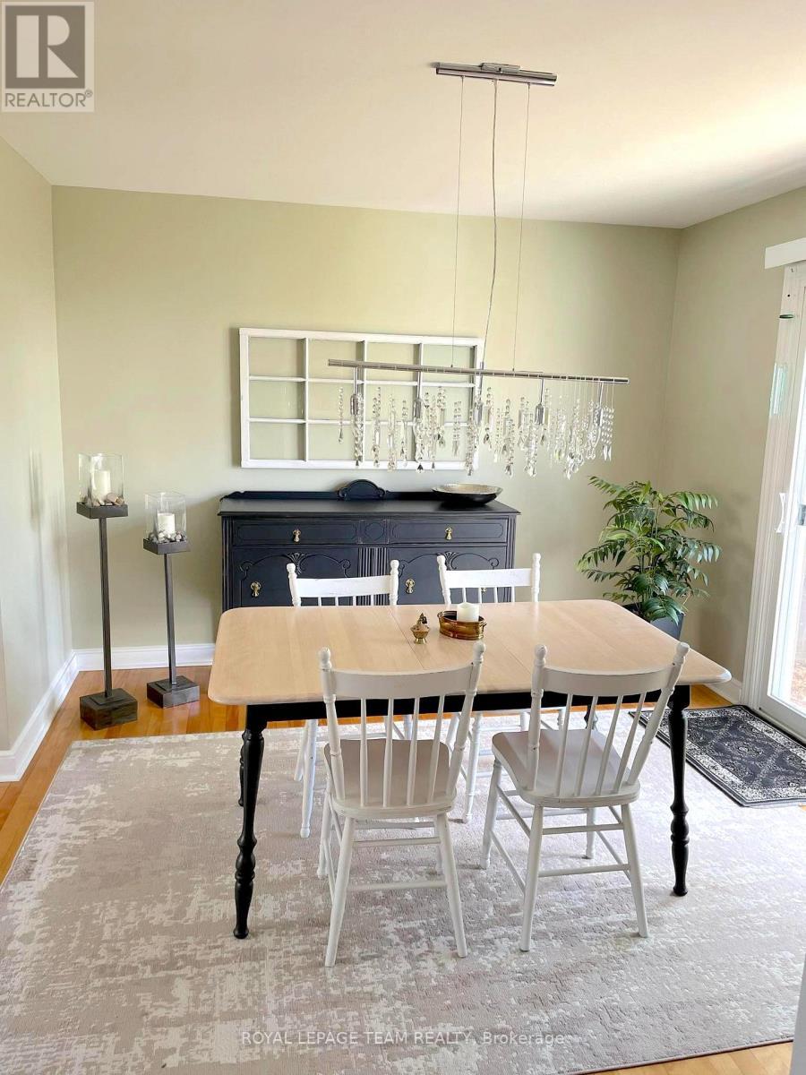 1052 Fisher Avenue, Ottawa, ON - Indoor Photo Showing Dining Room