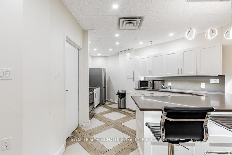 305-236 Albion Road, Toronto, ON - Indoor Photo Showing Kitchen