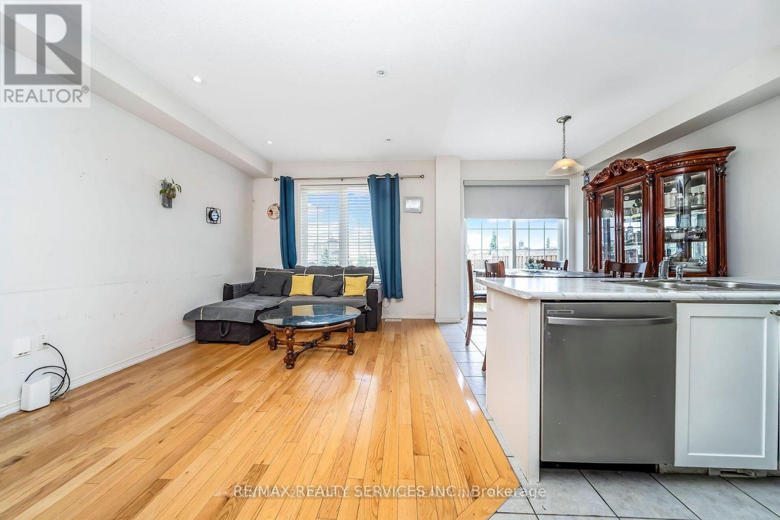 43 Sussexvale Drive, Brampton, ON - Indoor Photo Showing Kitchen