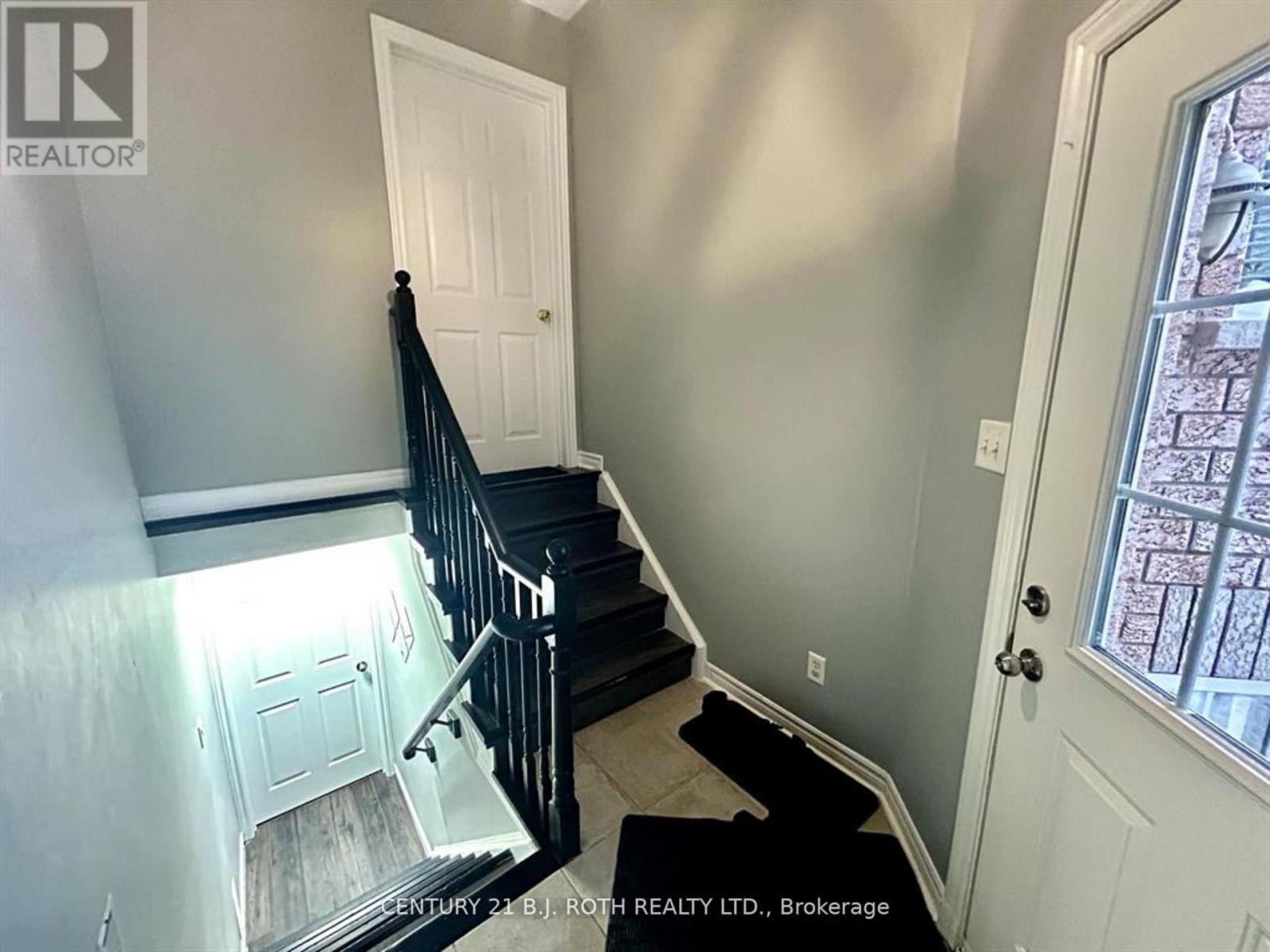 Shared entrance - Lower - 140 Monique Crescent, Barrie, ON - Indoor Photo Showing Other Room