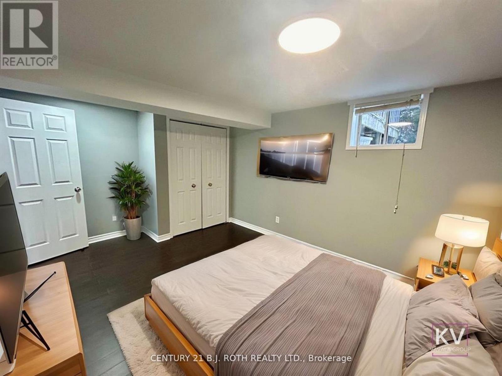 1st spacious bedroom - Lower - 140 Monique Crescent, Barrie, ON - Indoor Photo Showing Bedroom