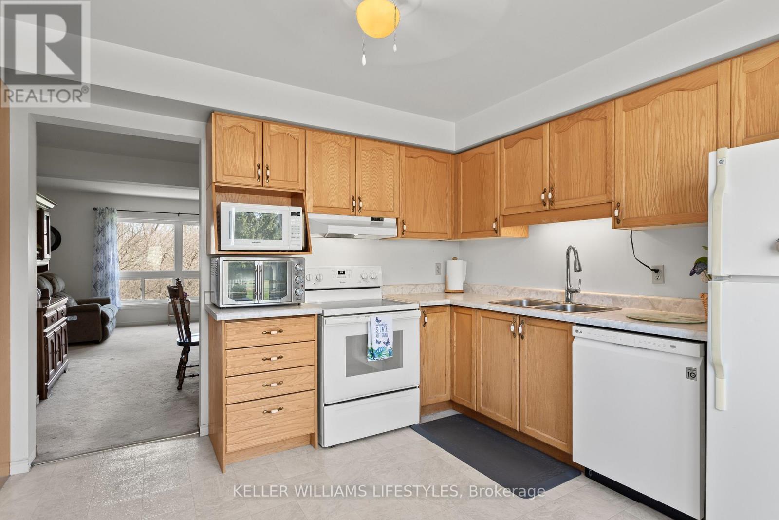 23 - 536 Third Street, London East (East H), ON - Indoor Photo Showing Kitchen With Double Sink