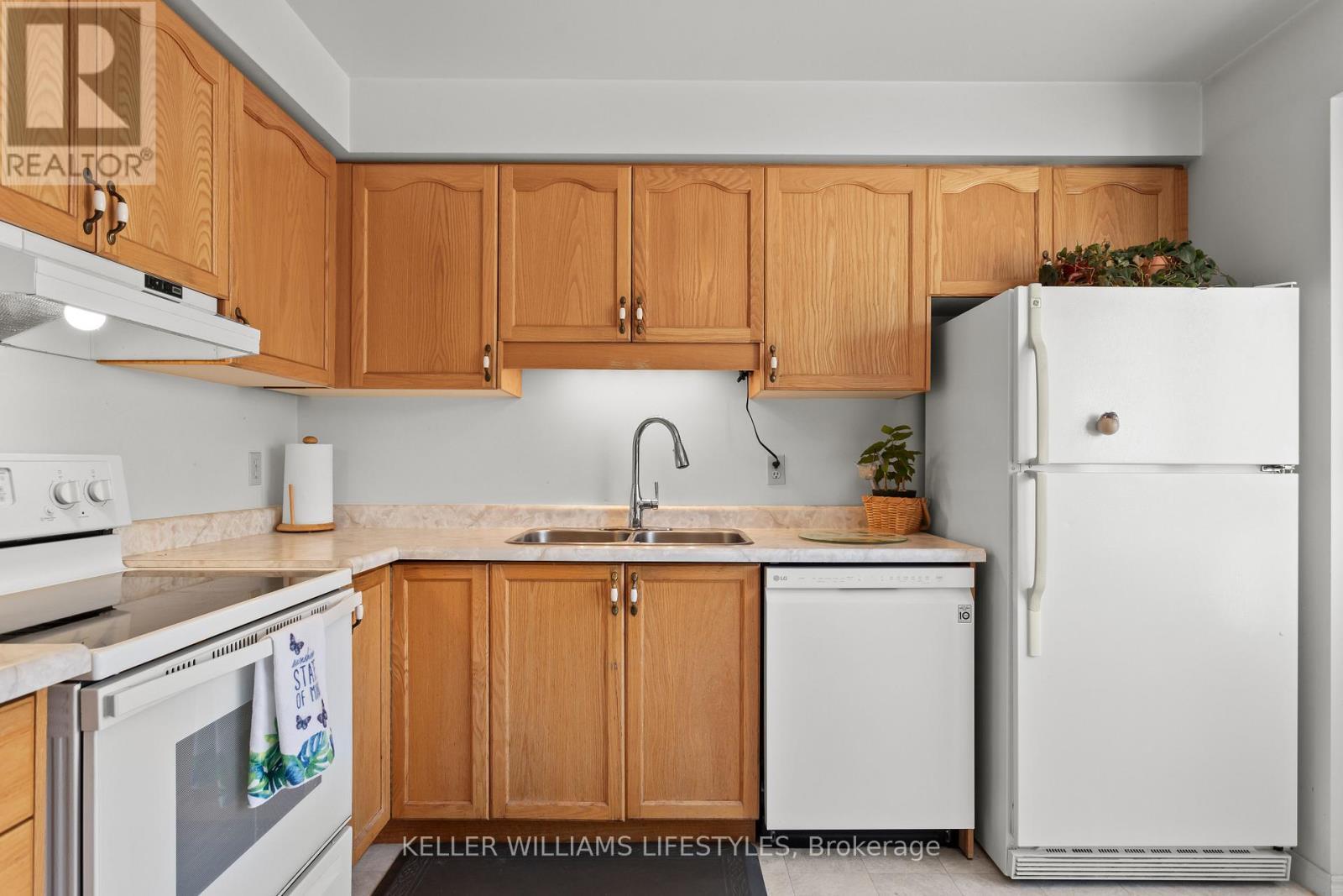 23 - 536 Third Street, London East (East H), ON - Indoor Photo Showing Kitchen With Double Sink