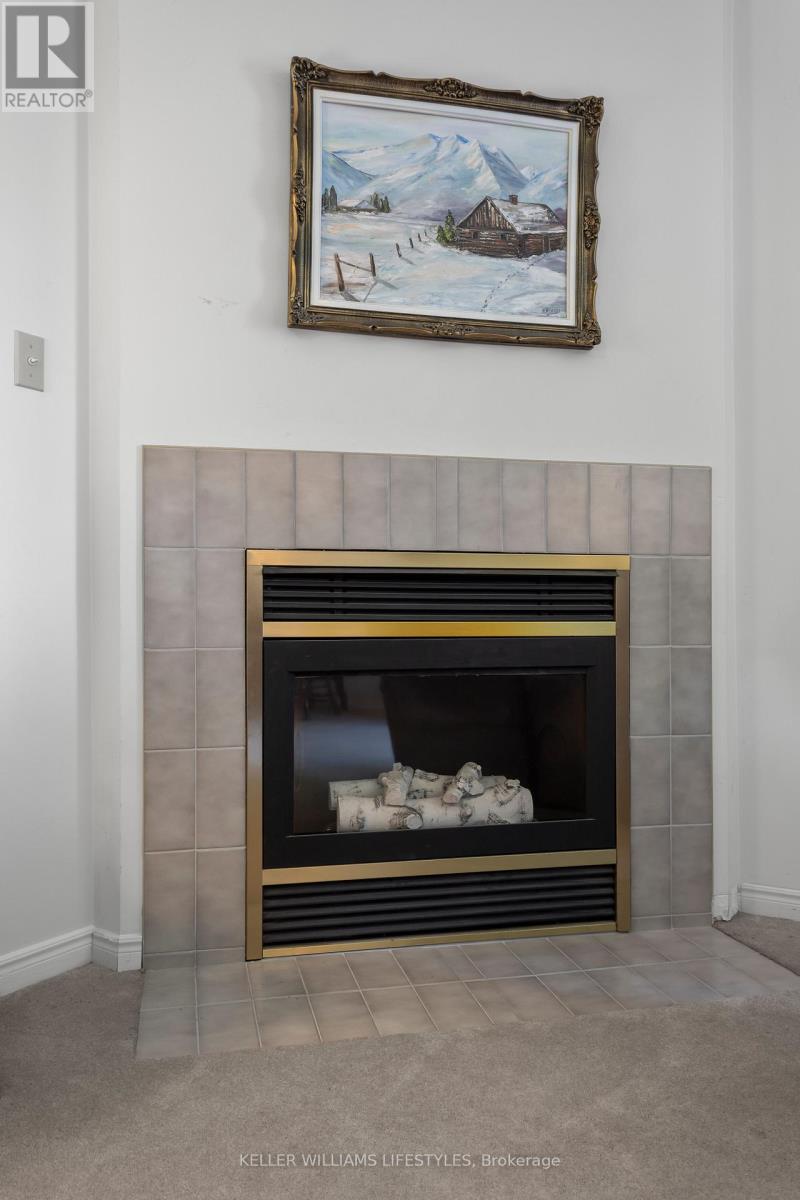 23 - 536 Third Street, London East (East H), ON - Indoor Photo Showing Living Room With Fireplace