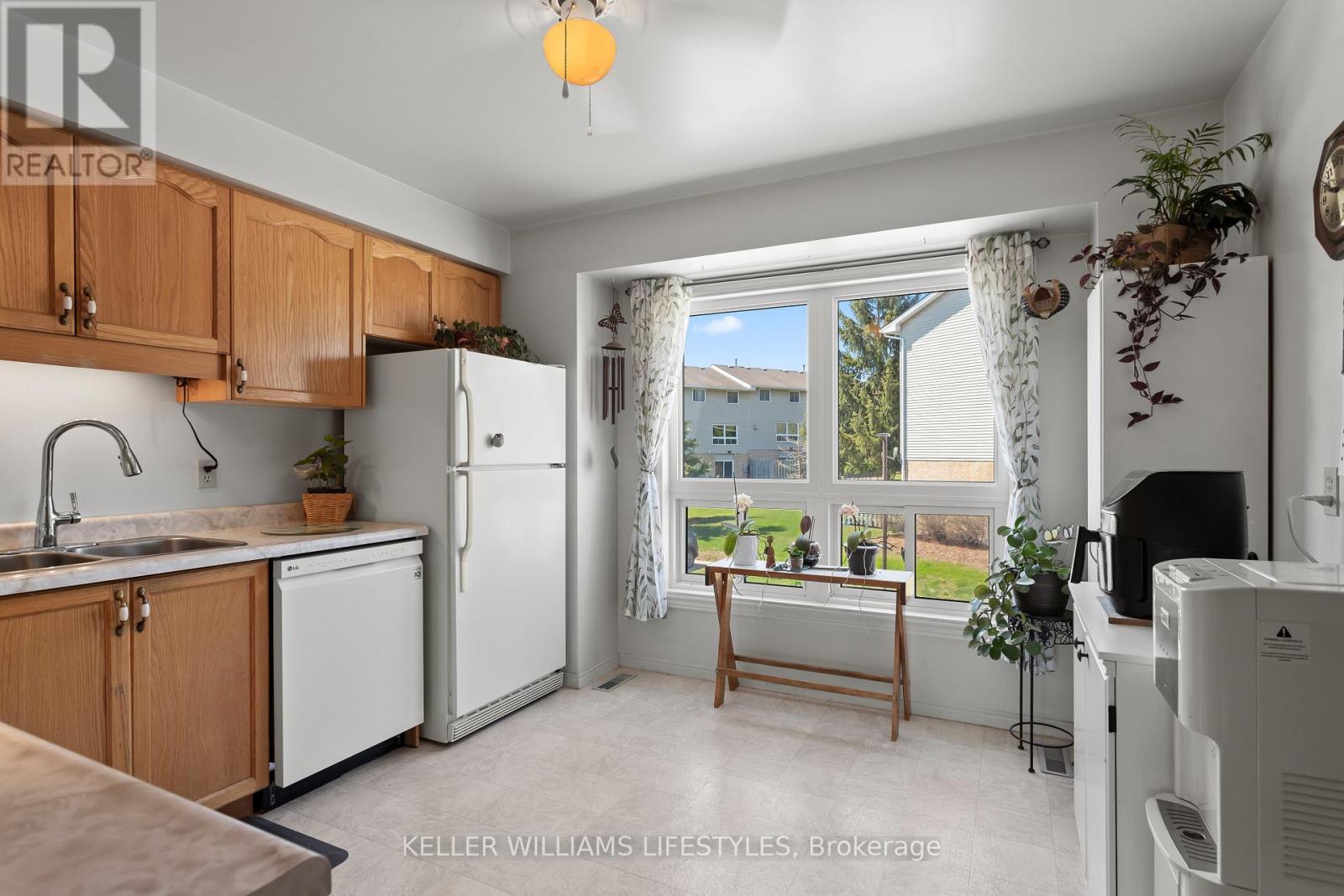 23 - 536 Third Street, London East (East H), ON - Indoor Photo Showing Kitchen With Double Sink