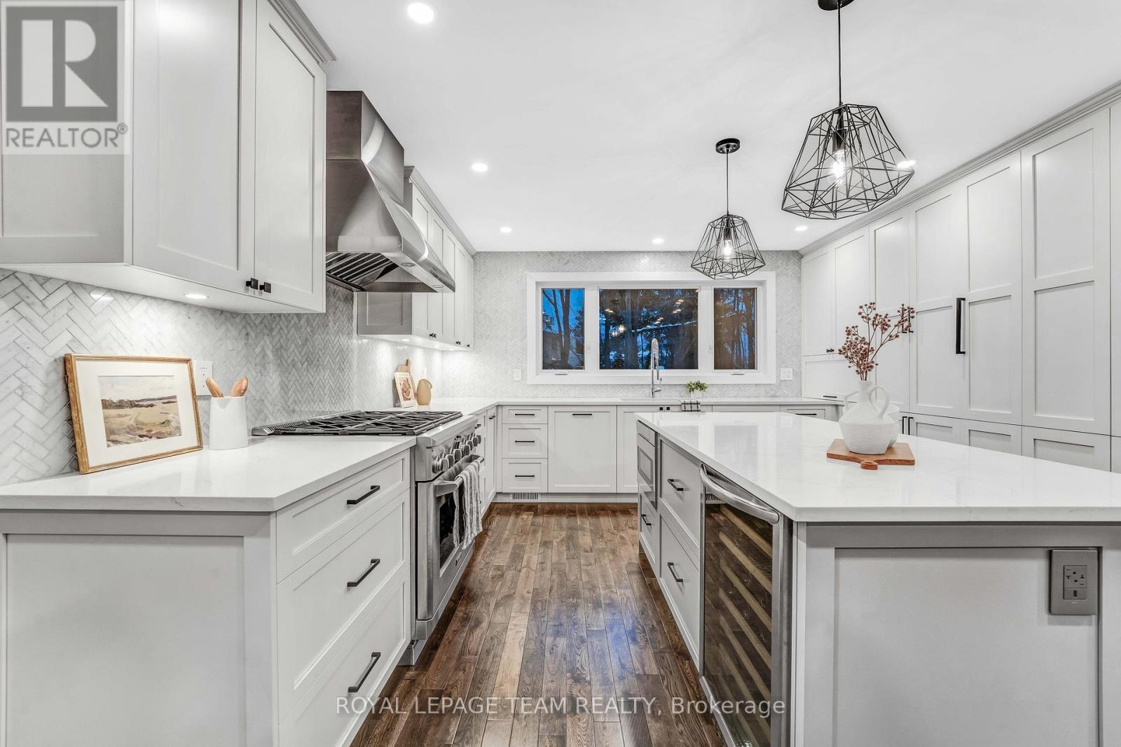 3831 Autumnwood Street, Ottawa, ON - Indoor Photo Showing Kitchen With Upgraded Kitchen