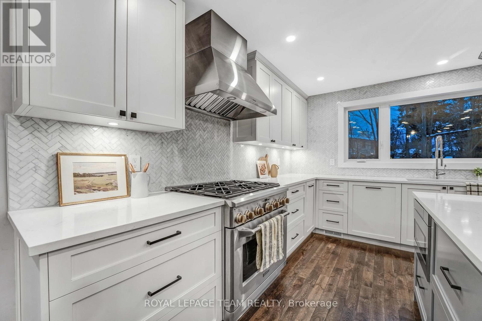 3831 Autumnwood Street, Ottawa, ON - Indoor Photo Showing Kitchen With Upgraded Kitchen