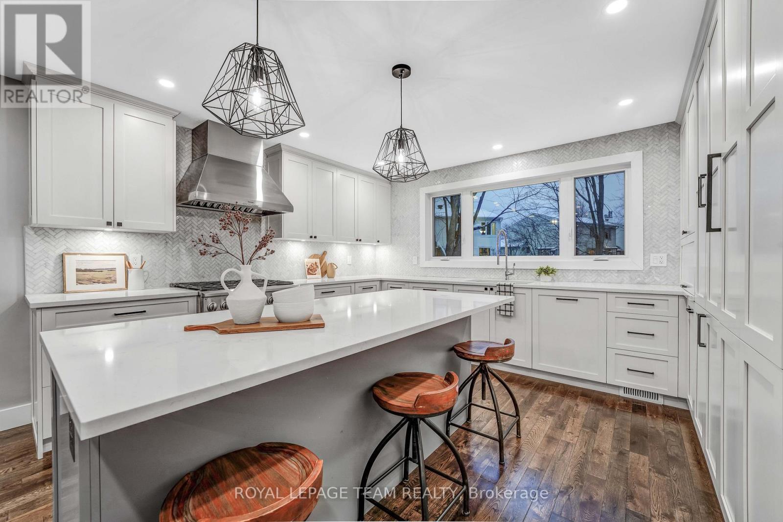 3831 Autumnwood Street, Ottawa, ON - Indoor Photo Showing Kitchen With Upgraded Kitchen