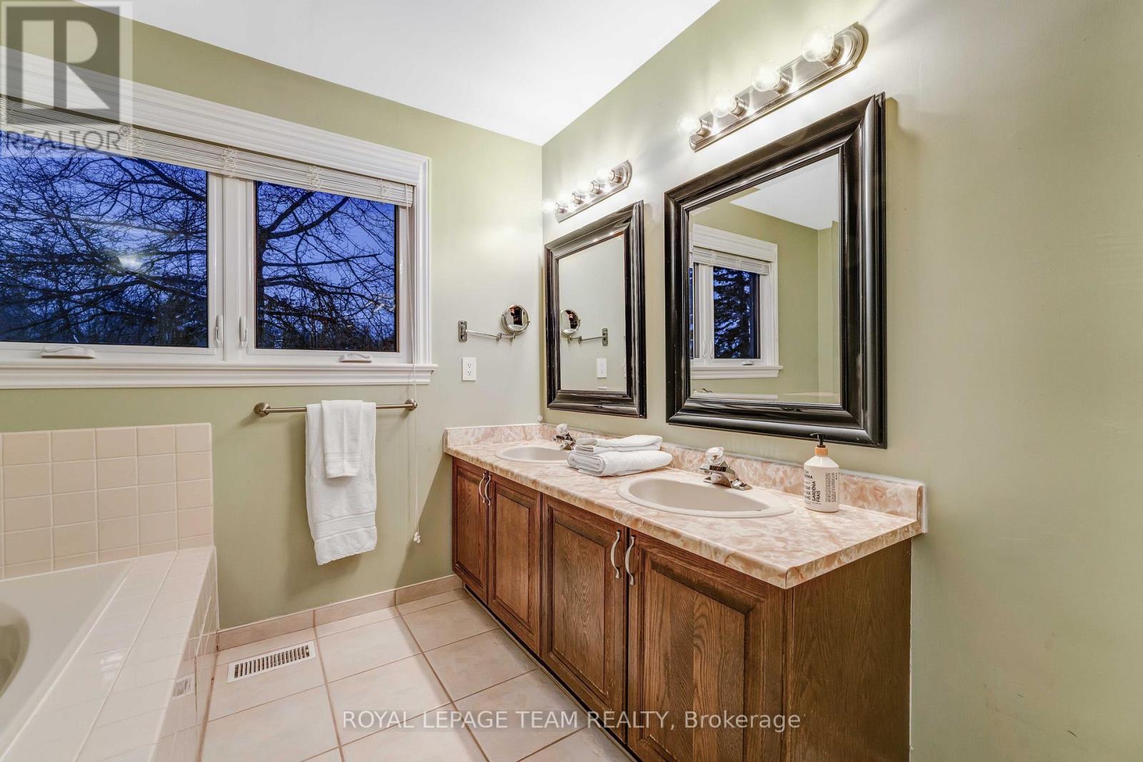 3831 Autumnwood Street, Ottawa, ON - Indoor Photo Showing Bathroom