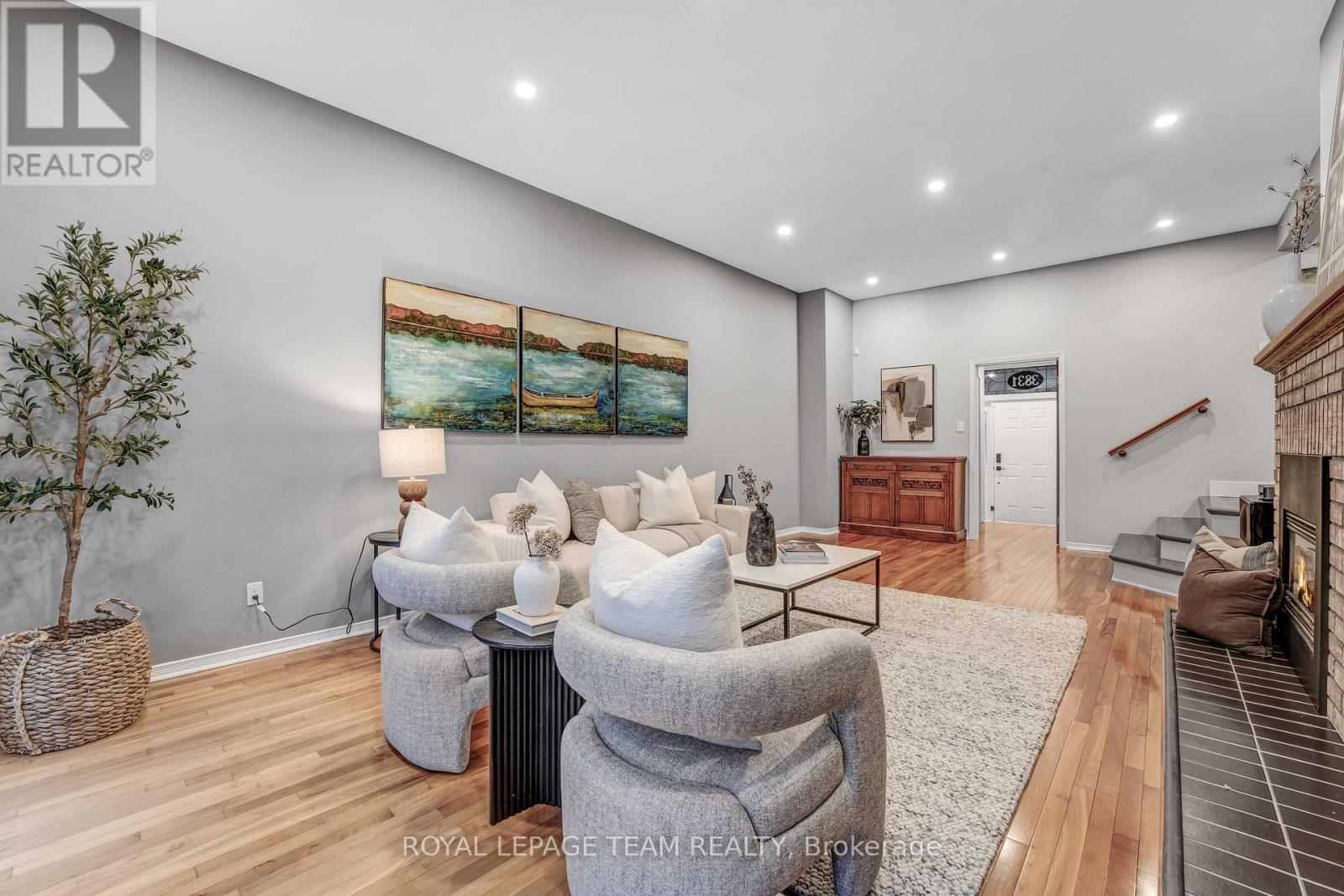 3831 Autumnwood Street, Ottawa, ON - Indoor Photo Showing Living Room